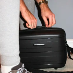 IT Luggage Momentous - Vanity Case (Black) -IT Luggage Store 2 acda522a 7277 4ba5 b781 ee917dabe9a9